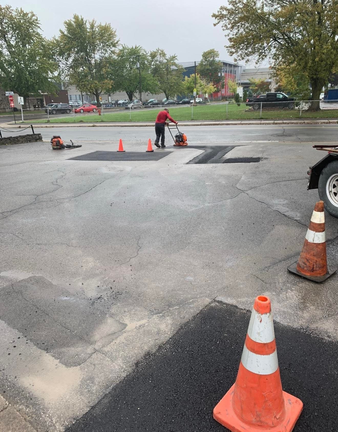 At 1er Choix Scellant, we perform asphalt crack repair using a professional hot-applied product with specialized equipment, ensuring superior adhesion and maximum durability.